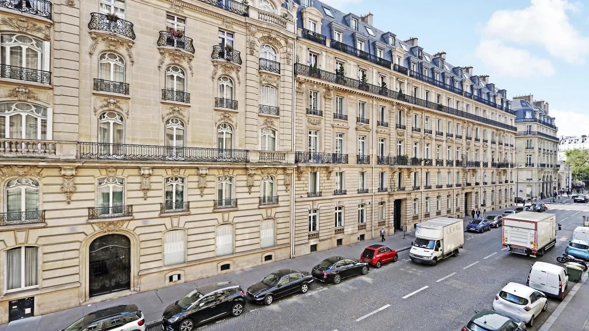 Pick A Flat'S Apartment In Triangle D'Or - Pierre 1Er De Serbie Paris France